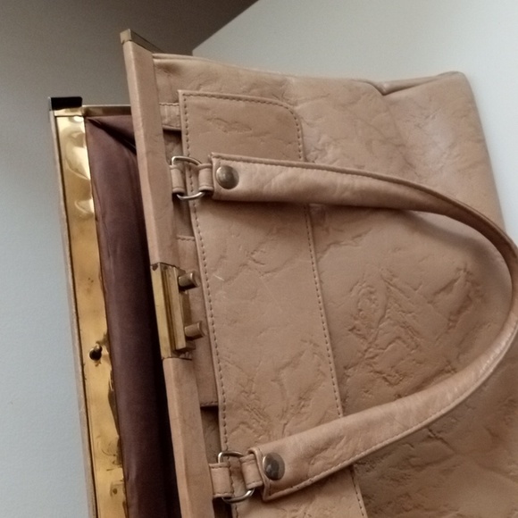 ๐๐ค Tan Handbag | Metallic Closure - Picture 5 of 7